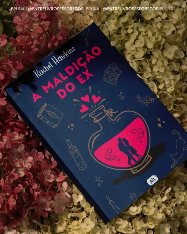 Hoje é dia de RESENHA 🌟🌟🌟🌟🌟Editora Alt | Rachel Hawkins | A maldição do Ex💫 Confesso que até agora não me decepcionei com nenhum livro escolhido e esse em especial me prendeu do início ao fim, em alguns momentos me tirou boas gargalhadas e em outros me arrancou suspiros. Vivienne Jones teve seu coração partido aos 19 anos por Rhys Penhallow, mas o que eles não esperavam era um reencontro quase 10 anos depois da separação.✨ Rhys precisava retornar a cidade que conheceu Vivi para fazer uma magia que abastecia as linhas de lei da sua cidade, o que ele não esperava era que Vivi havia lançado sobre ele uma maldição no dia em que terminaram. Na verdade, ela não achava que a maldição tinha funcionado, mas funcionou, mais que isso...quando Rhys voltou a cidade...tudo começou a dar errado para ele.🪄 Arrependida por ter lançado a magia, Vivi não só amaldiçoou Rhys mas a cidade toda foi contaminada e juntos eles teriam que reverter a maldição. Nesse processo descobriram segredos tanto da família de Vivi quanto da família de Rhys.Amei o livro, amei ver eles dois juntos resolvendo os problemas que iam surgindo, a leitura foi fluida e teve um crescimento dos personagens. O final foi maduro, maduro como eles 10 anos depois de terem se conhecido.#resenhadelivro #resenhaliteraria #amaldicaodoex #rachelhawkins #editoraalt #romantasia #euleioromance #instaliterario #instabookgram #instabookinstagram